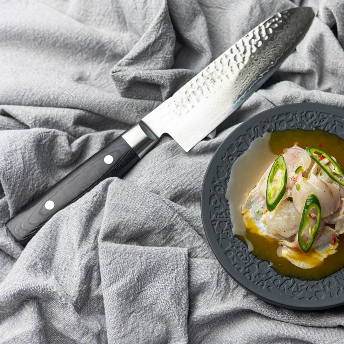 Нож Сантоку 165 мм дамасская сталь, серия ZEN Yaxell 35501 - Фото 9 Нож Сантоку 165 мм дамасская сталь, серия ZEN Yaxell 35501