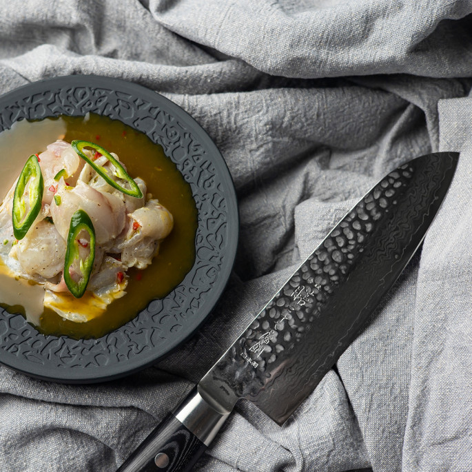 Нож Сантоку 165 мм дамасская сталь, серия ZEN Yaxell 35501 - Фото 8 Нож Сантоку 165 мм дамасская сталь, серия ZEN Yaxell 35501