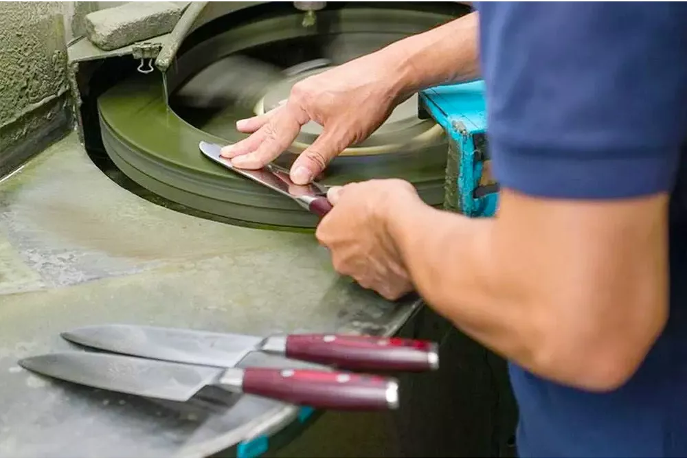 Майстерність заточування Yaxell на водяних каменях