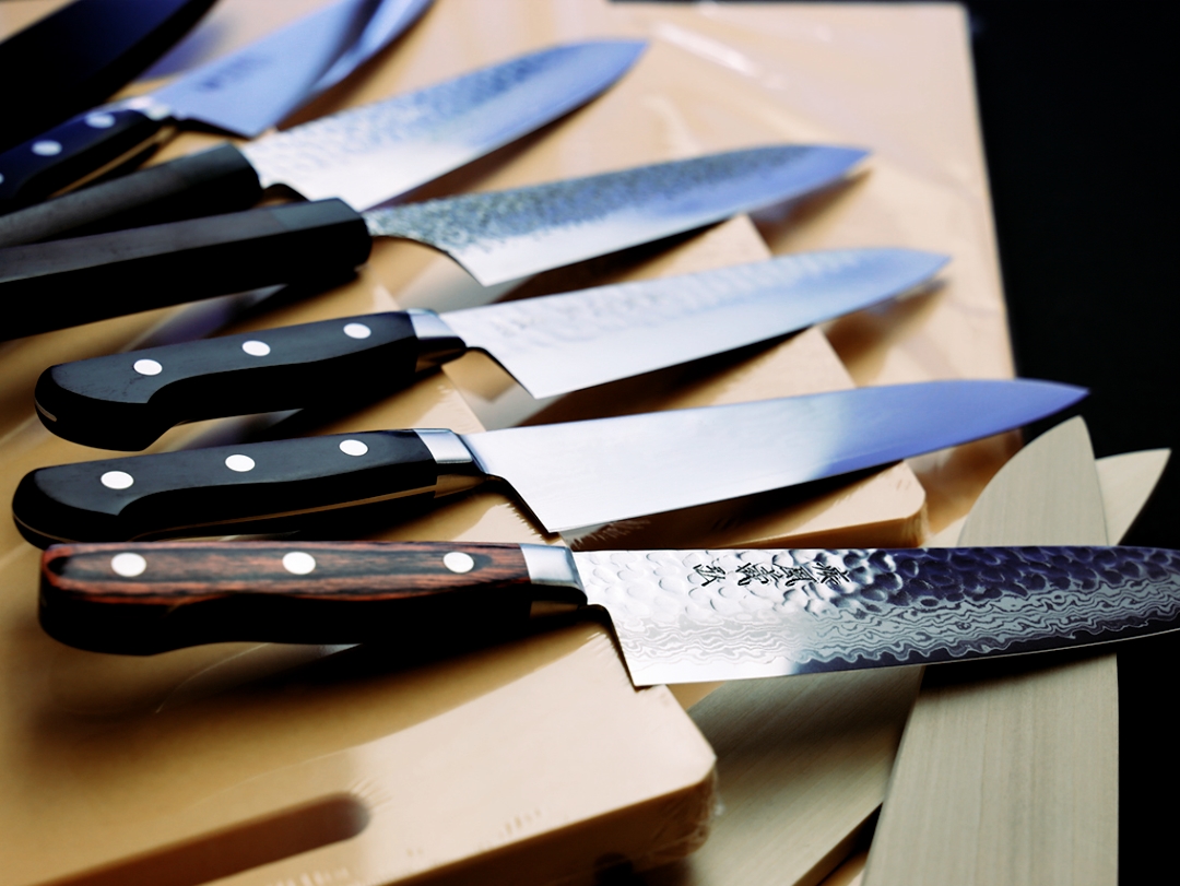 Корисні інструменти для догляду за японськими кухонними ножами