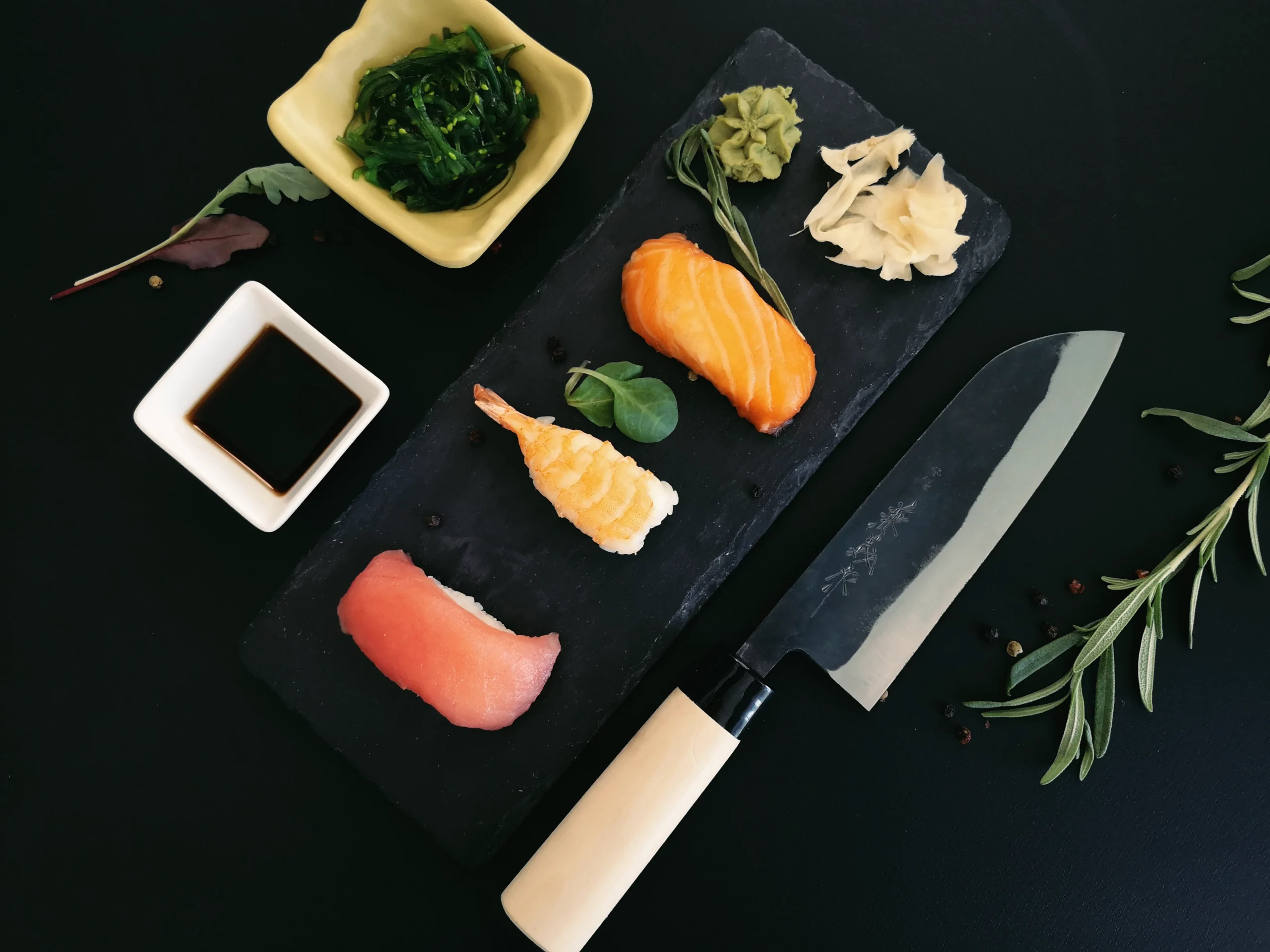 Искусство японской кухни с ножом для суши