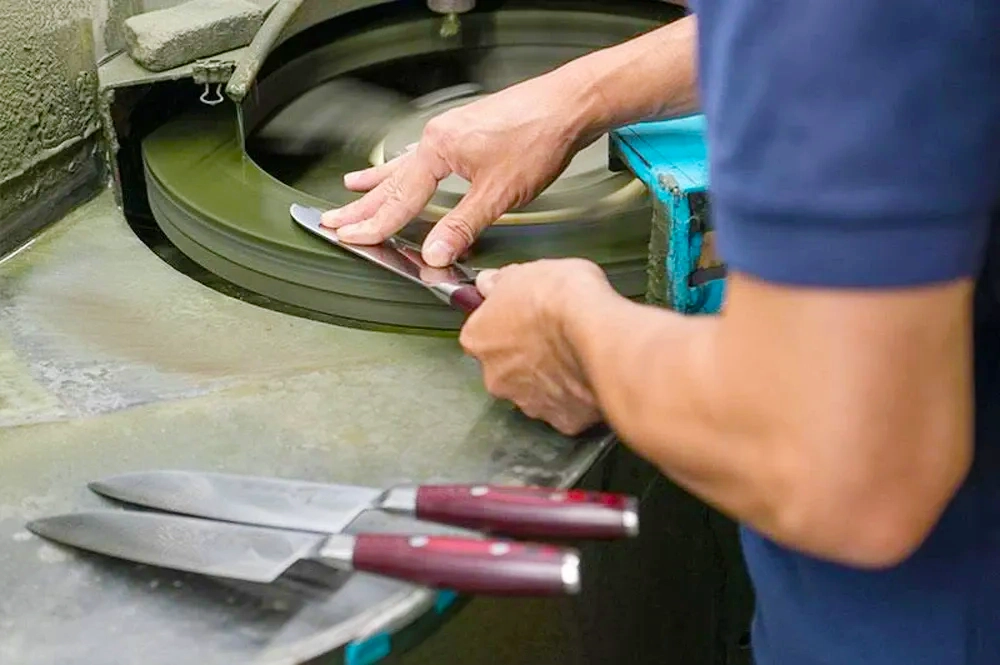 Майстерність заточування Yaxell на водяних каменях